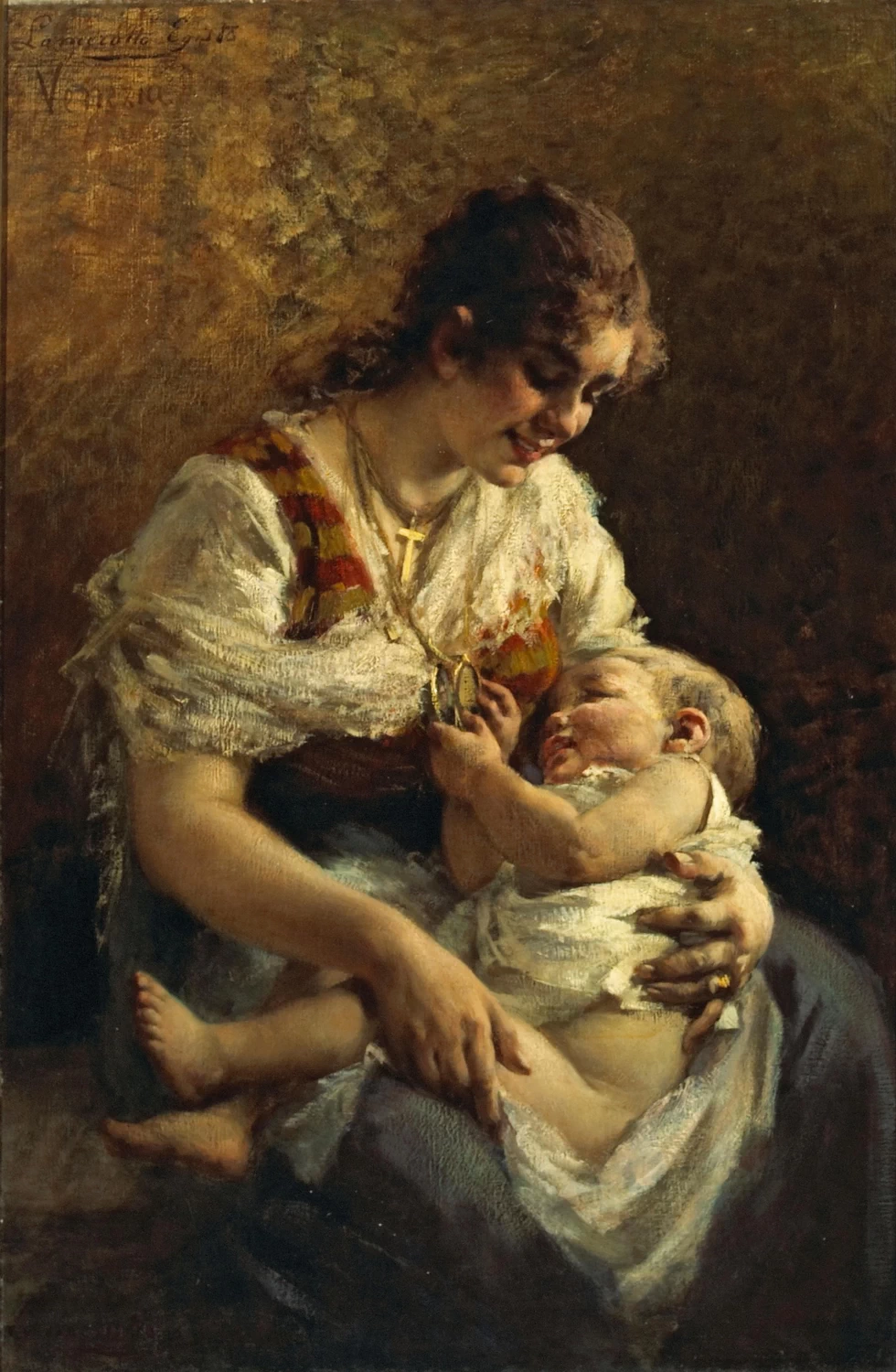 Mamma col bambino e il ciondolo